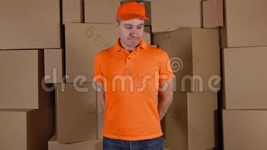 穿橙色制服的<strong>快递</strong>员把损坏的包裹<strong>寄</strong>给顾客。 棕色纸箱背景。 法律和不专业的工作